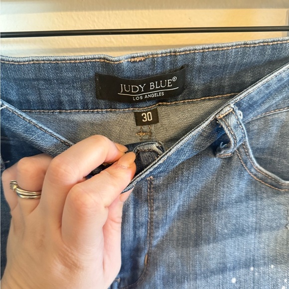 Judy Blue • High Rise Medium‎ Wash Distressed Casual Jean Short Sz 30 Frayed - Picture 3 of 11